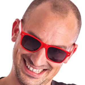 Brille mit getönten Gläsern rot